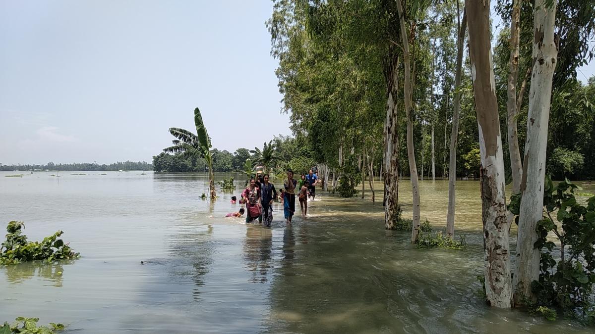 বন্য কবলিত দের সেবা দান 