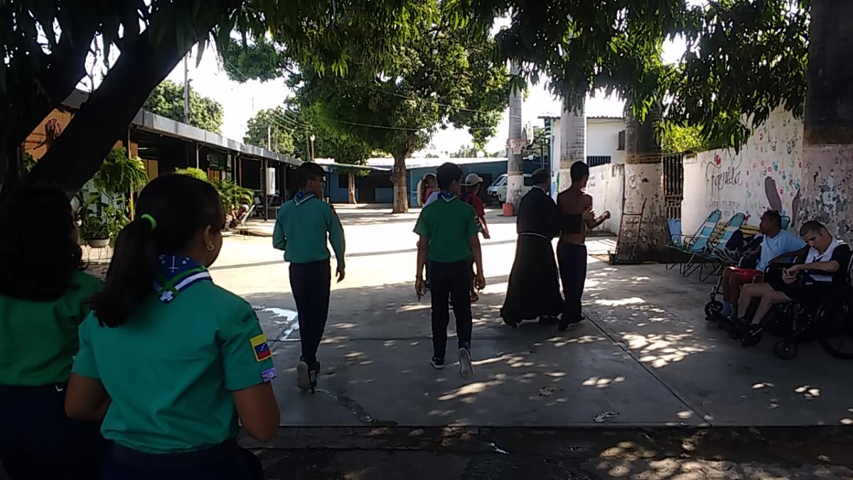 Llevando sonrisas y una mano amiga a la casa Hogar de los Hermanos Franciscanos de la Cruz  Blanca Maracay, Edo Aragua