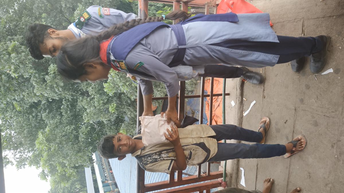 পথশিশুদের মাঝে খাবার বিতরণ।
