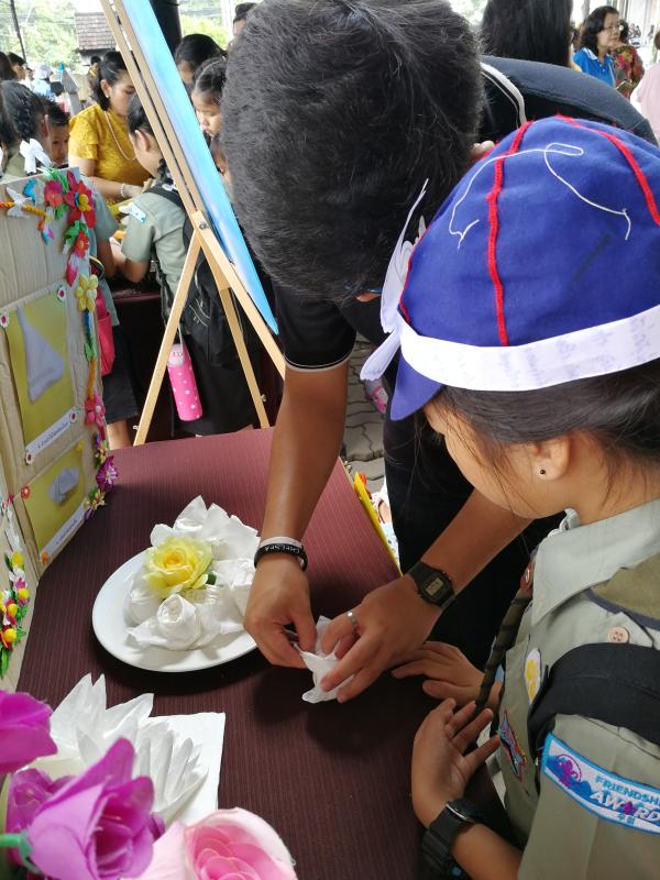 กิจกรรม​สอนเด็กพับดอกกุหลาบ​จากทิชชู่​เนื่องในวันสันติภาพโลก