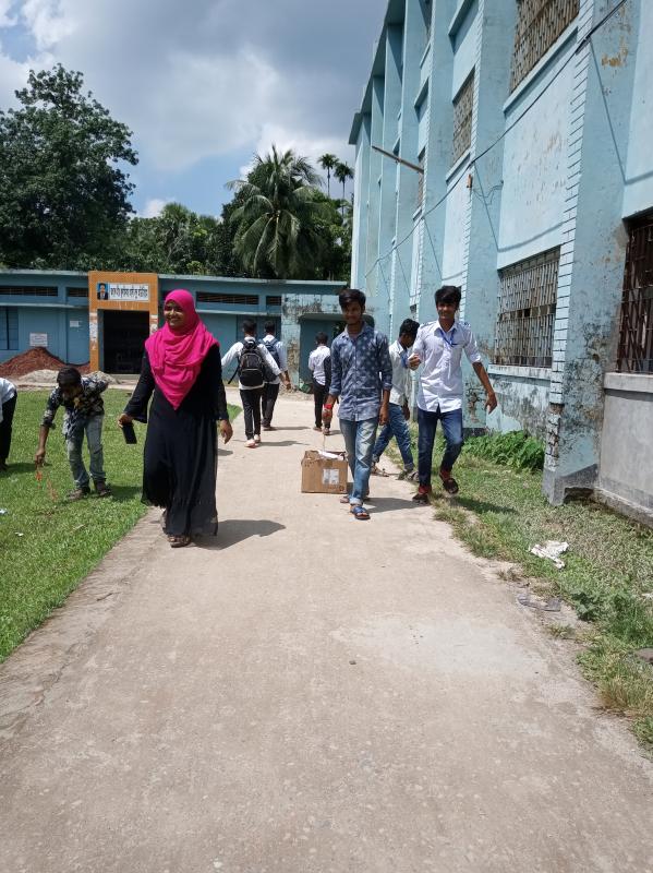 কলেজ ক্যাম্পাস পরিষ্কার পরিচ্ছন্ন 