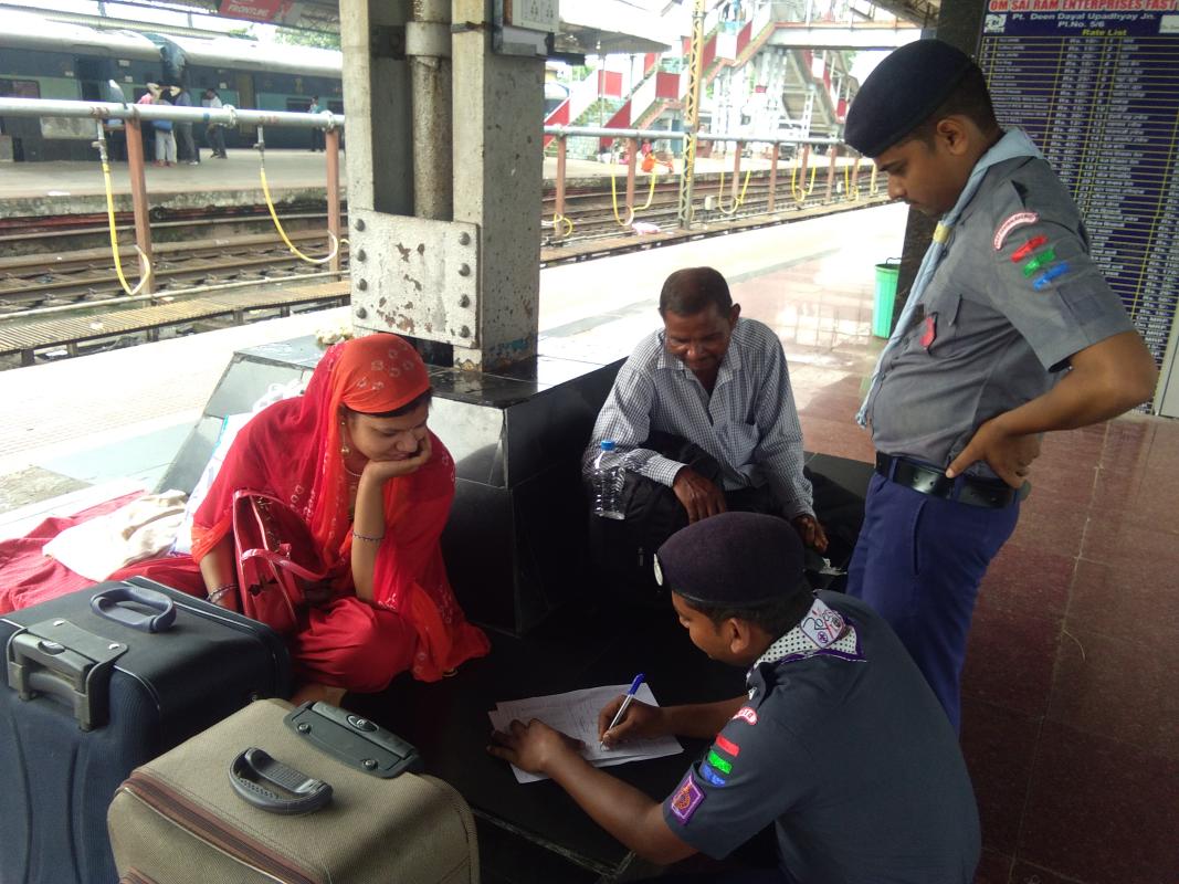 Railway Station pr pesenger se feedback late hue... 