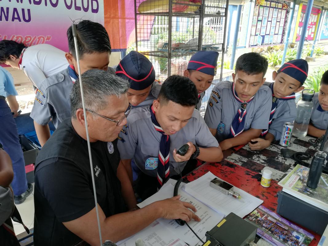 Jota Joti menghubungkan persahabatan Pengakap di Seluruh Dunia. 
