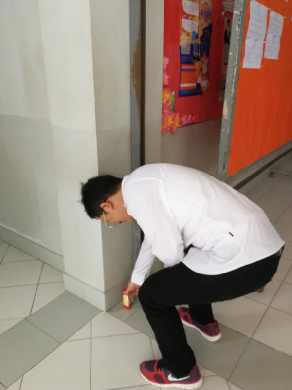 เก็บขยะเพื่อรักษา​ความสะอาด​ในโรงเรียน​ 