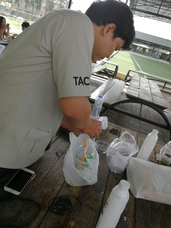 เก็บขยะ​ที่ทิ้งแล้ว​ ไปทิ้งถังขยะ​