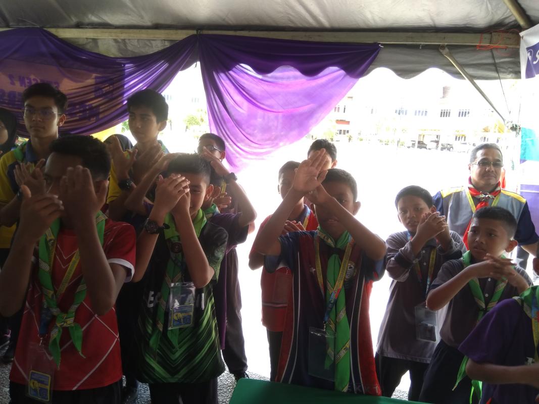 Berkhidmat sebagai pengiring murid.