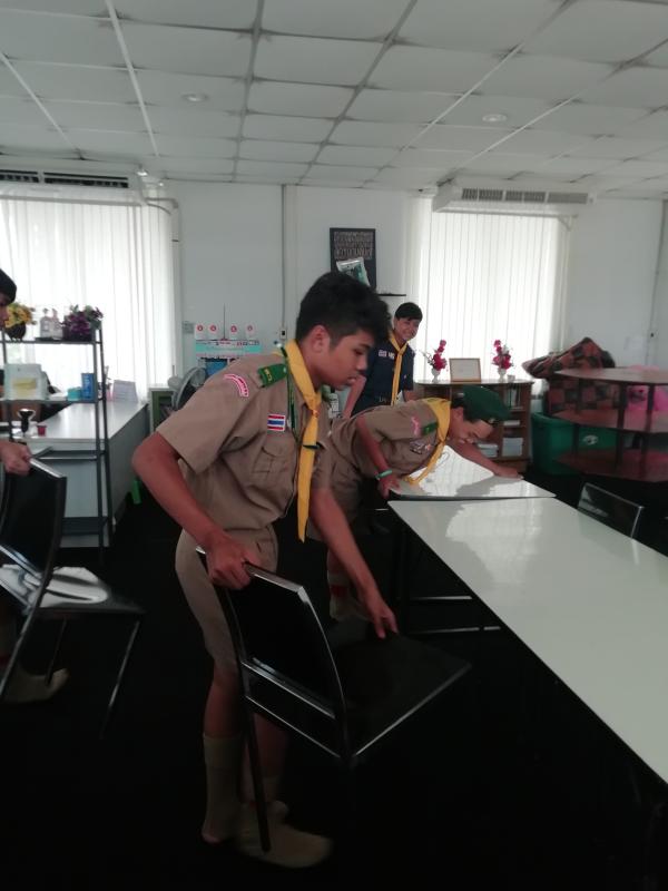 หมู่​ลูกเสือปลาหมึกช่วยจัดห้องประชุม