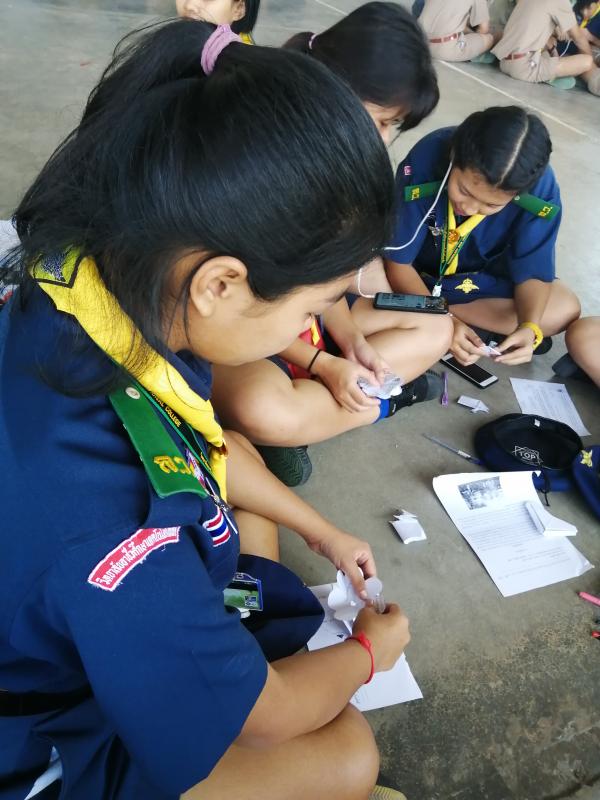 อาสาประดิษฐ์​พวงมาลาจากของเหลือใช้