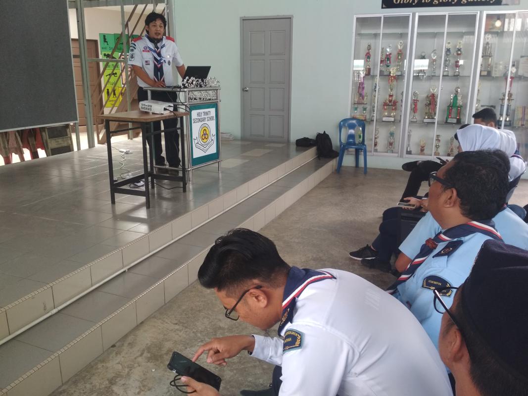 Taklimat 'Messengers Of Peace'  di SM Holy Trinity