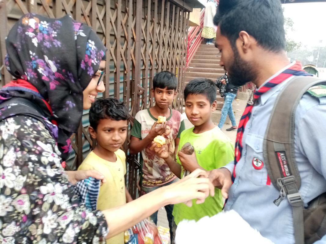 পথ শিশুদের মাঝে খাবার বিতরন কর্মসূচী