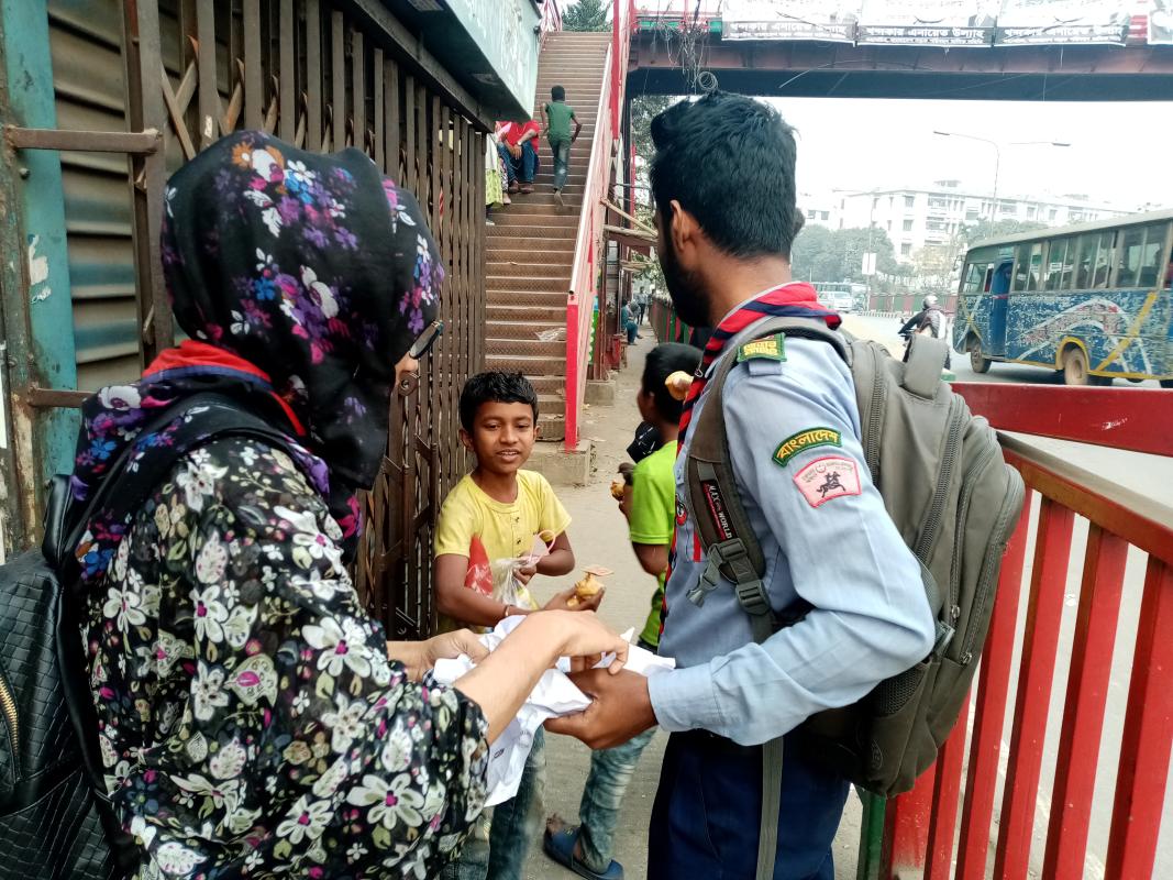 পথশিশুদের খাদ্য প্রদান