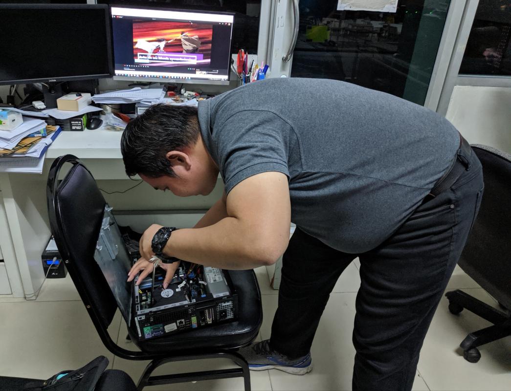 ทำการซ่อมคอมพิวเตอร์ห้องปฏิบัติการ