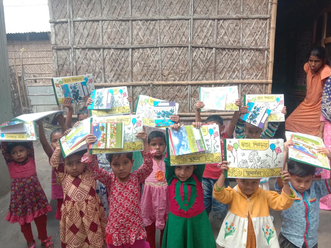 হত দরিদ্র শিশুদের মাঝে শিক্ষা উপকরন বিতরন