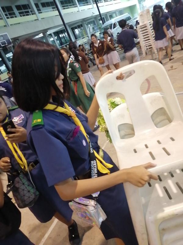 ช่วยเก็บเก้าอี้ในวันงานกิจกรรมลูกเสือผู้นำสันติภาพ 2562