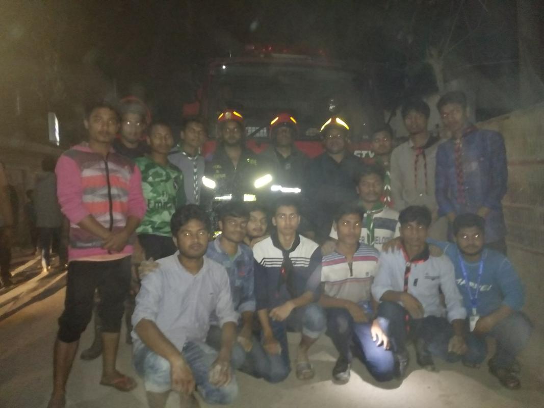 রংপুর  শালবন মিস্ত্রি পারায় আগুন নিয়ন্ত্রণের কার্যক্রম। 