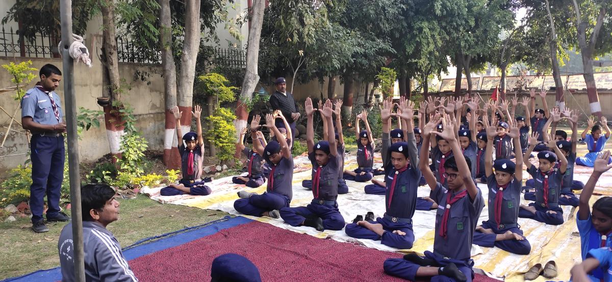 SCOUTS & GUIDES TEACHING YOGA IN THE CAMP