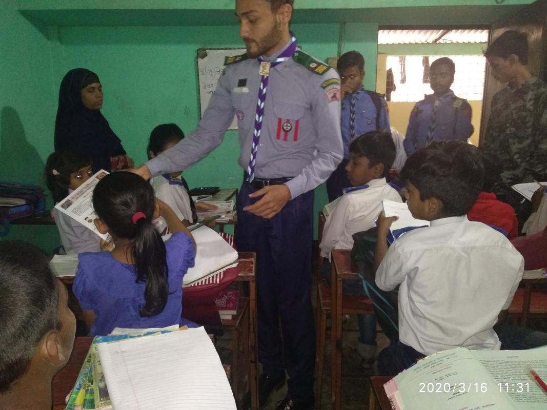 করোনা ও ডেঙ্গু সচেতনতায় লিফলেট বিতরণ