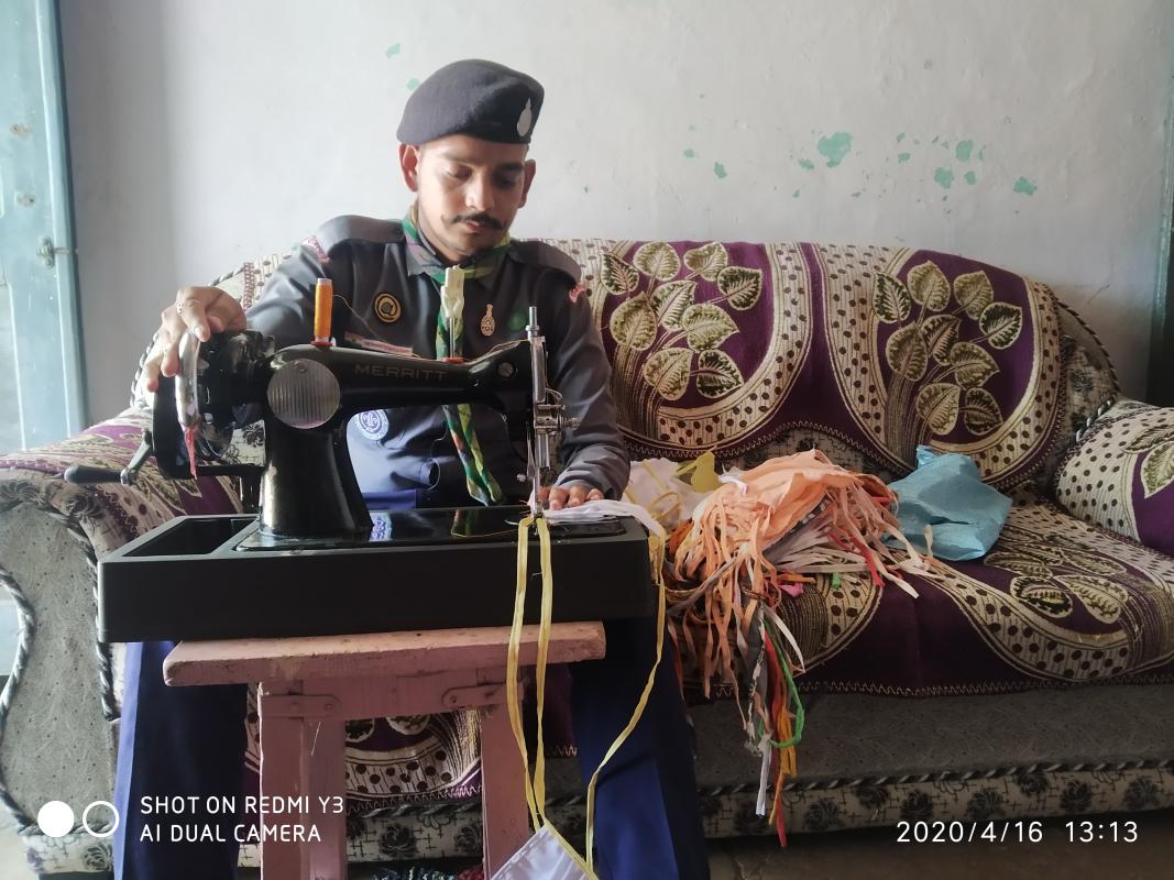 कोरोना महामारी के अंतर्गत मास्क बनाना और वितरित करना