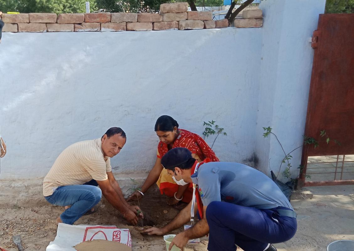 विश्व पृथ्वी दिवस पर "एक घर-एक पेड़"