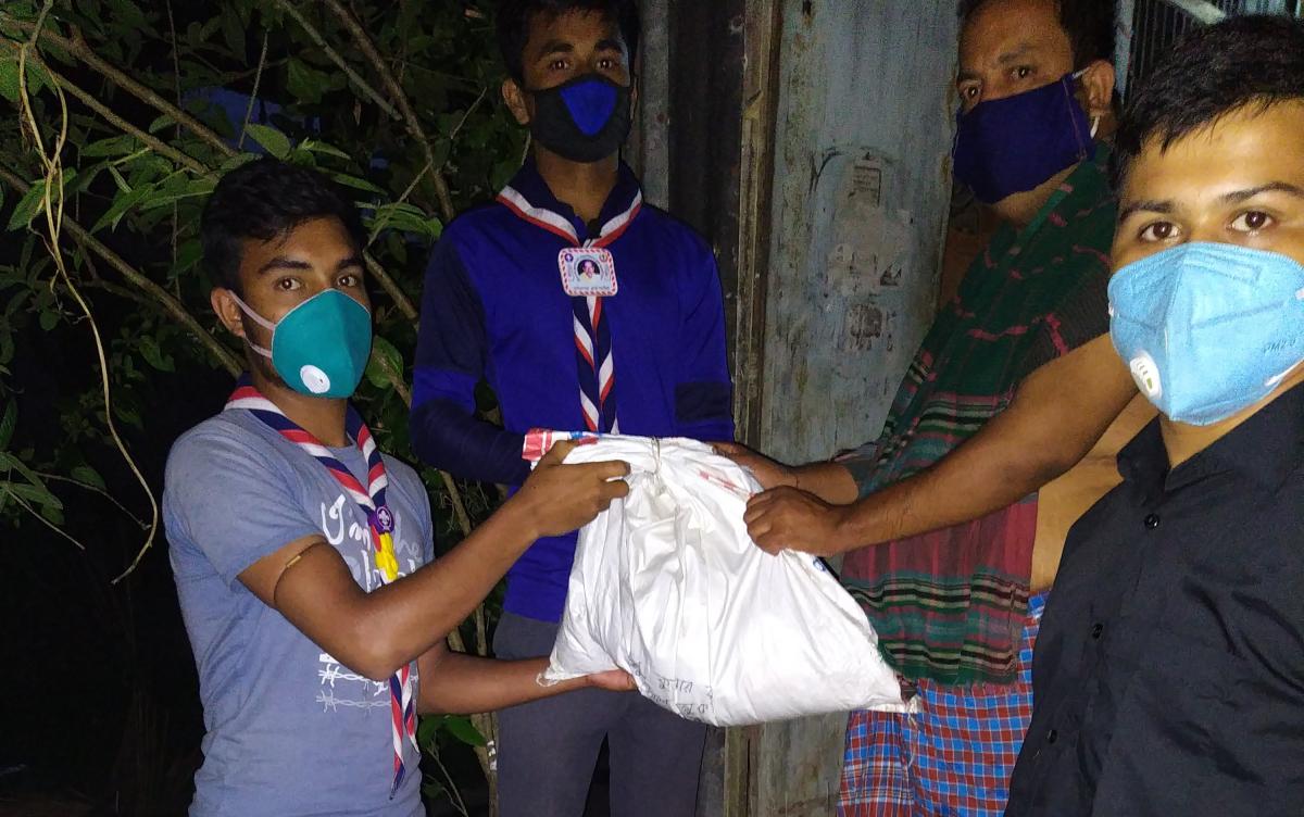 
Scouts and Rovers distribute food to the poor in Corona