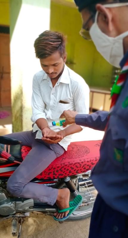 सेनेटाइजर से हाथ धुलवाए