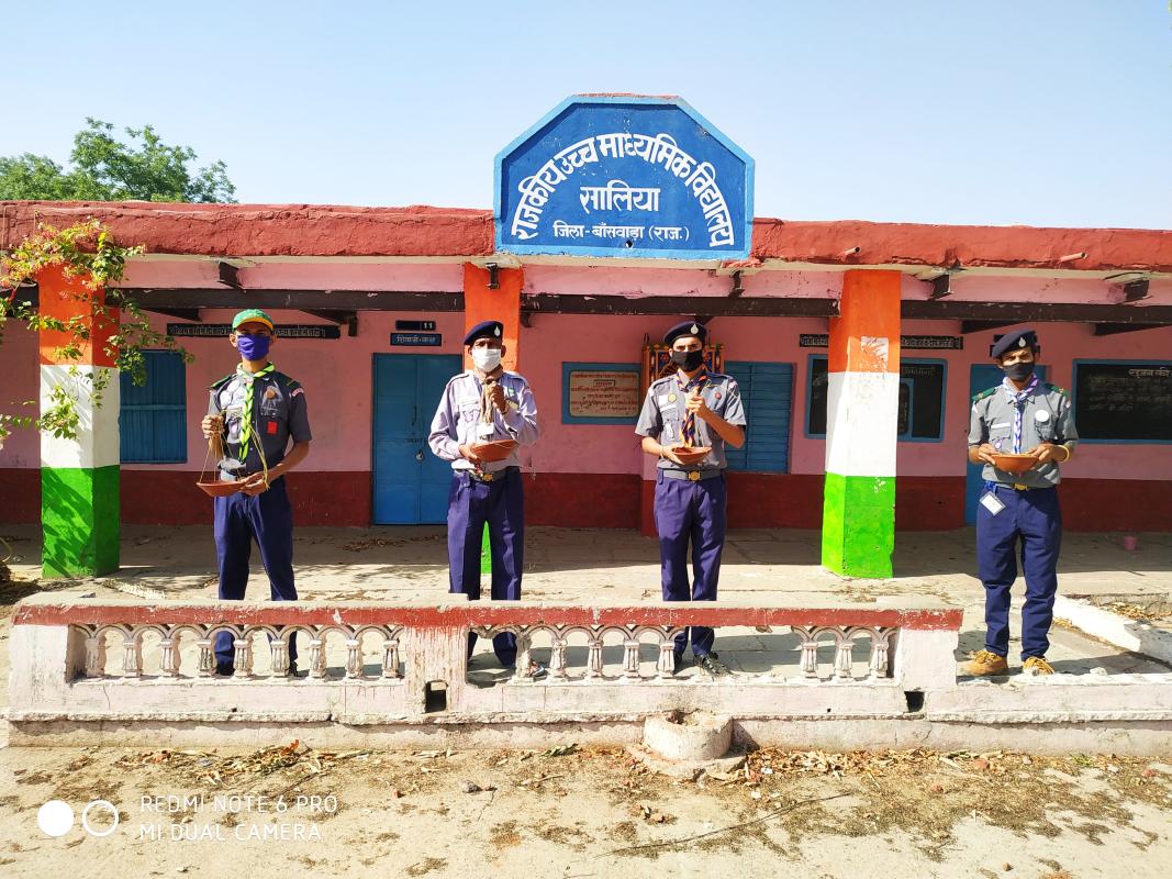सकोरा और चुग्गा पात्र बांधे