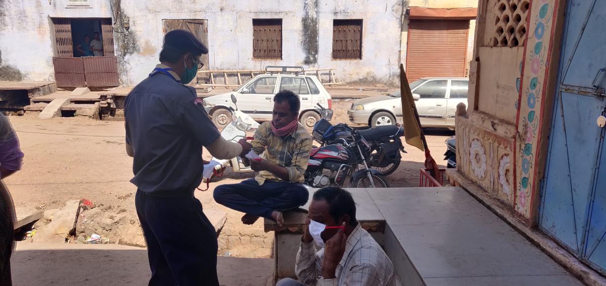 स्काउट गाइड बूंदी ने विभिन्न स्थानों पर किए मास्क वितरित