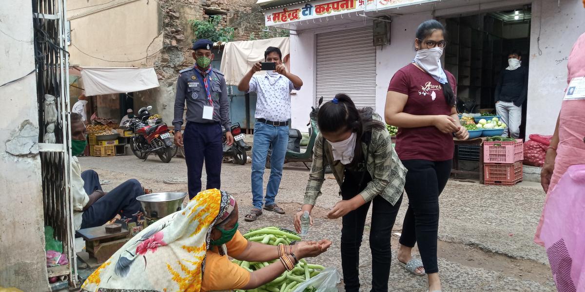 सेनेटाइजर से हाथ धोना है - स्काउट 