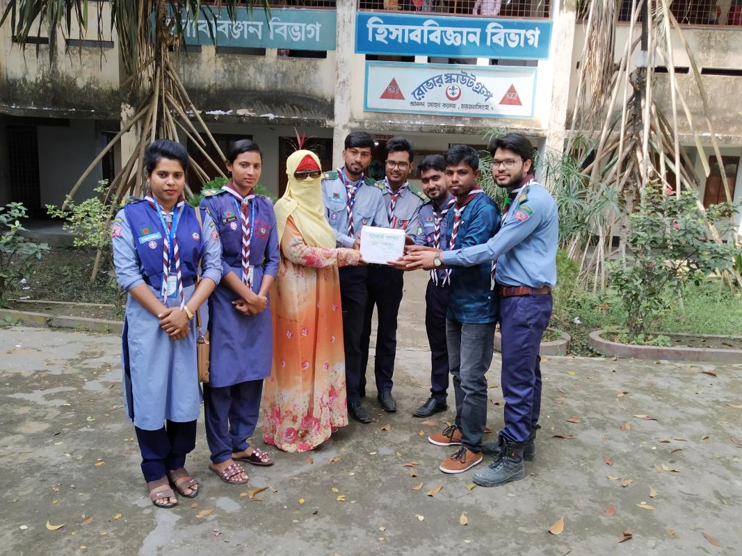 অসহায় এক নারীকে আর্থিক সহযোগিতা