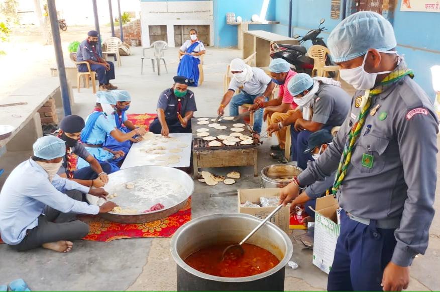 खाना खाकर खिल उठे वो मायूस चेहरे 