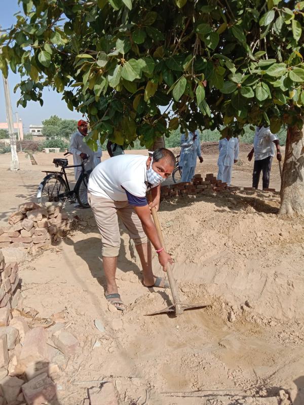 गाँव मोहन मगरिया की गौशाला में आने जाने वाले गौ भक्तों के लिये विश्राम के लिए वट वृक्ष के नीचे चबूतरे के निर्माण कार्य में श्रम दान करते हुए।