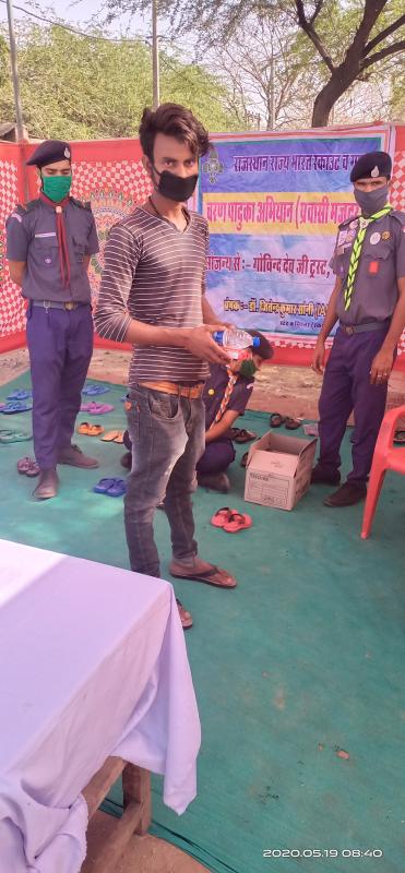 प्रवासी मजदूरों को चरण पादुका वितरण