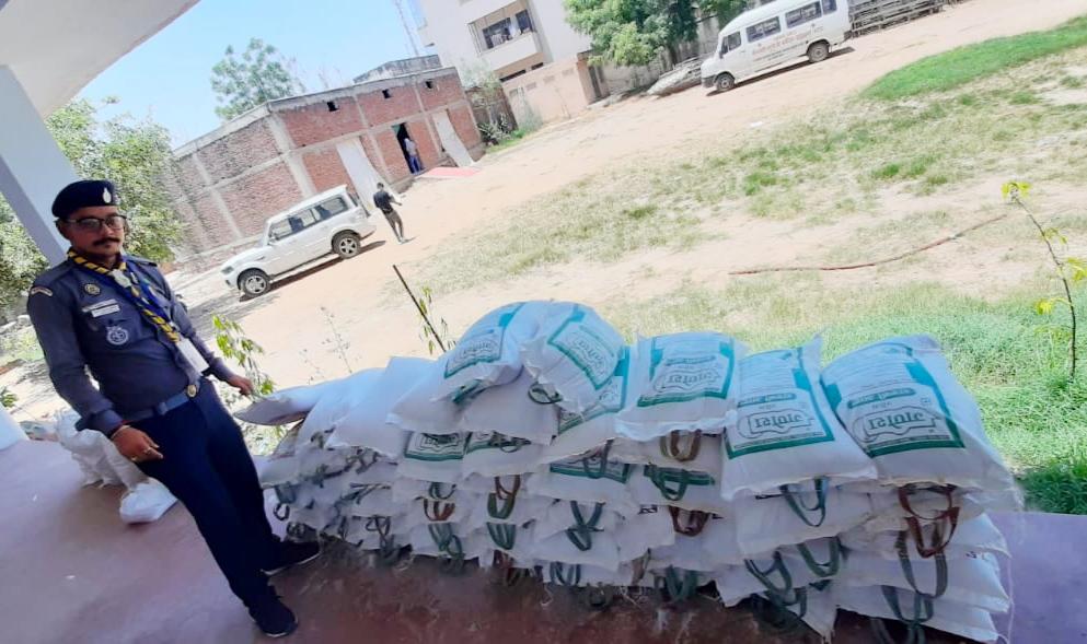 स्काउट गाइड के द्वारा किया गया खाद्य सामग्री राशन वितरण