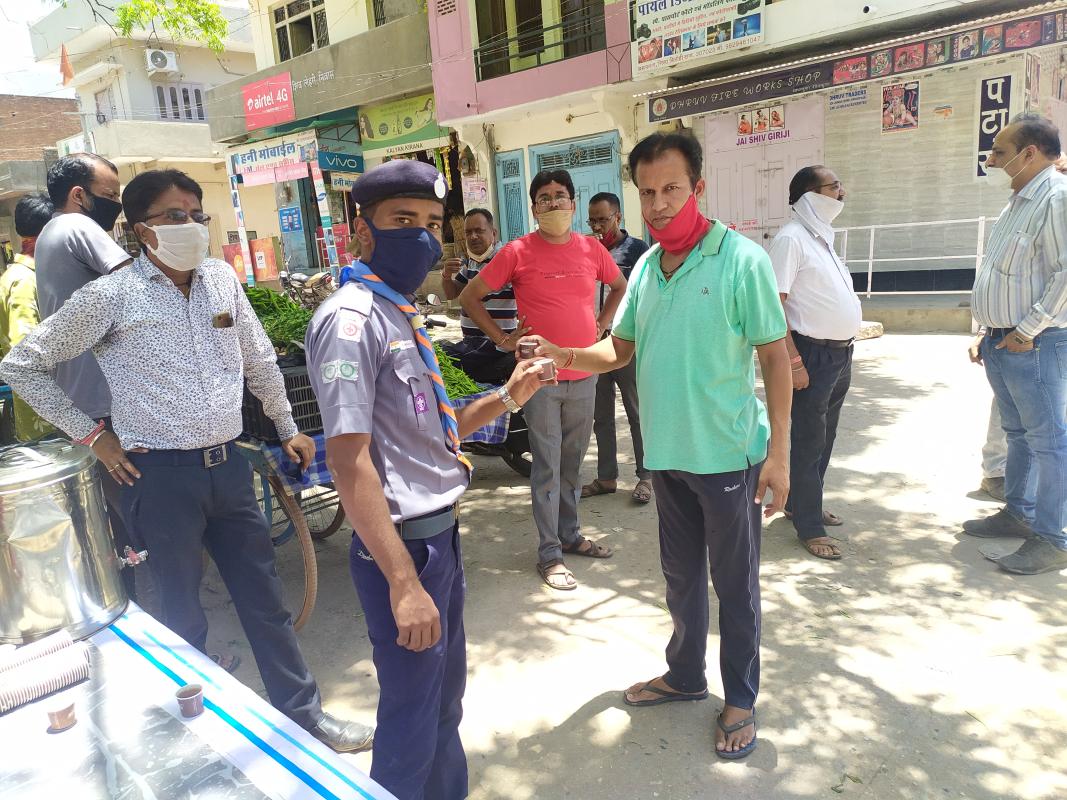 रोगप्रतिरोधक क्षमता बढ़ाने के लिए रोवर स्काउट पिला रहे आयुर्वेदिक काढ़ा