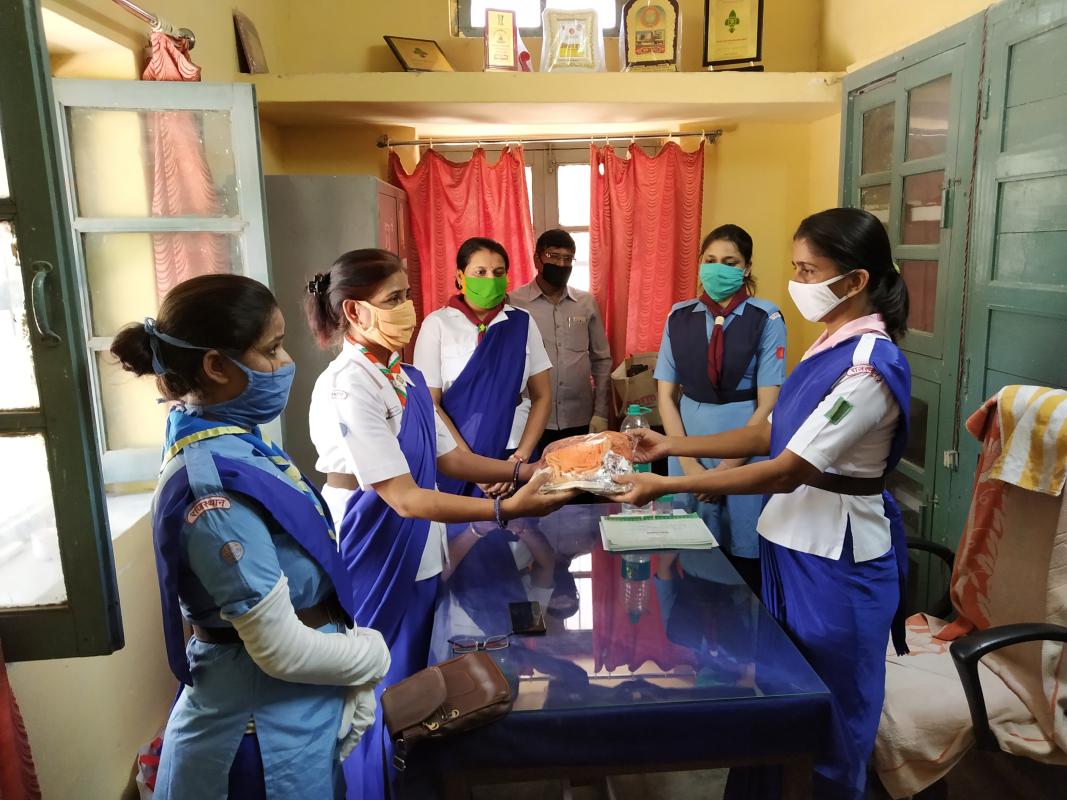गर्ल्स गाइड हेडक्वार्टर जोधपुर में गाइडर कांता शर्मा के द्वारा मास्क बैंक में मास्क जमा कराए गए 