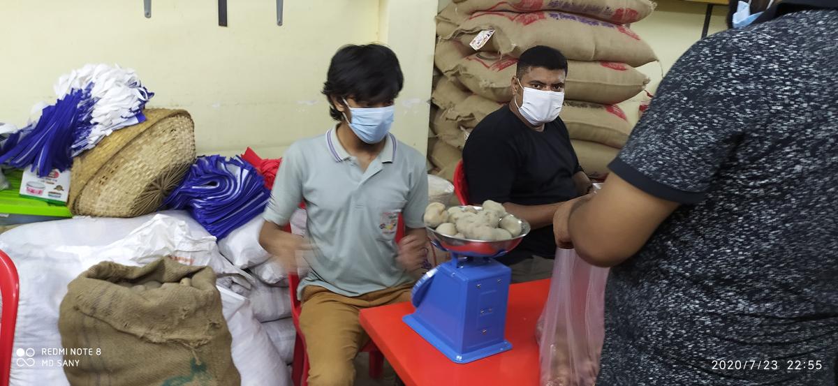 ত্রাণ বিতরণ