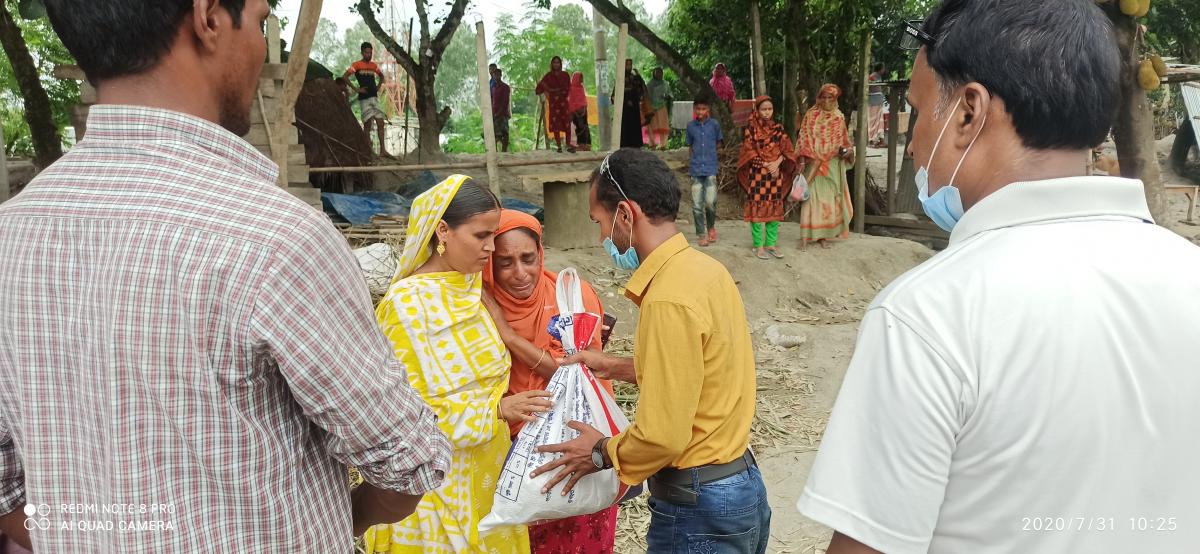 বন্যায় ক্ষতিগ্রস্থদের মাঝে খাদ্য সামগ্রী বিতরণ