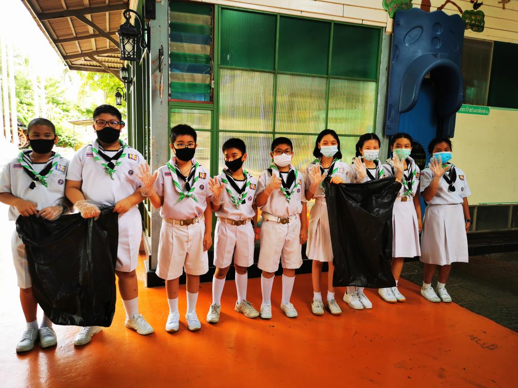 Scout mop students get rid of garbage in the Khlong Suay Nam Sai project