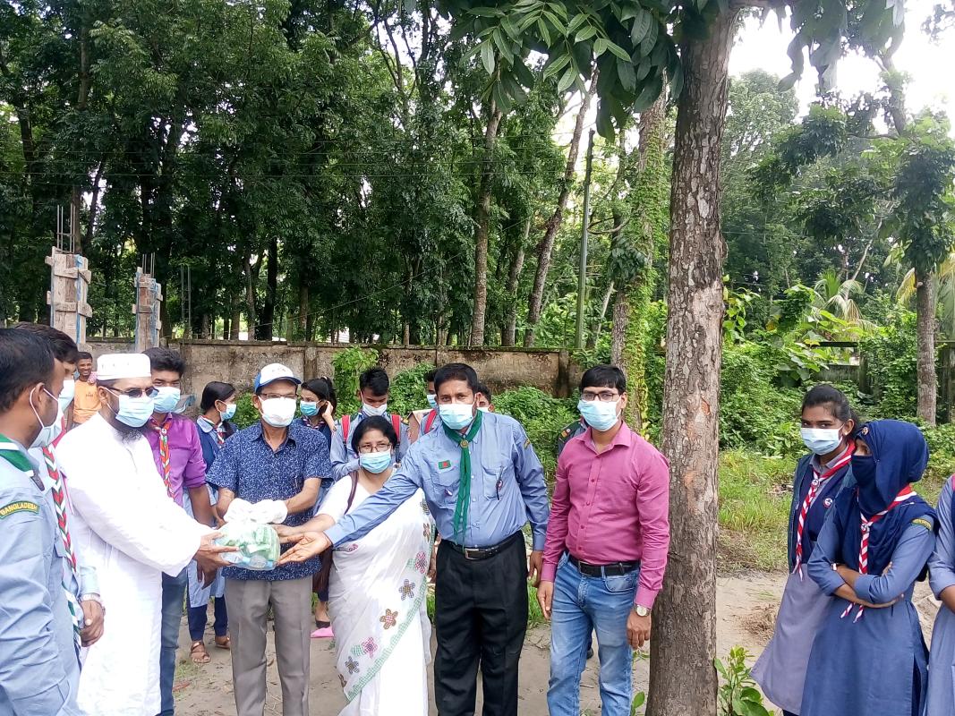 বাংলাদেশ স্কাউট এর সহযোগিতায় অসহায় মানুষের মাঝে করোনা সামগ্রী বিতরণ। 