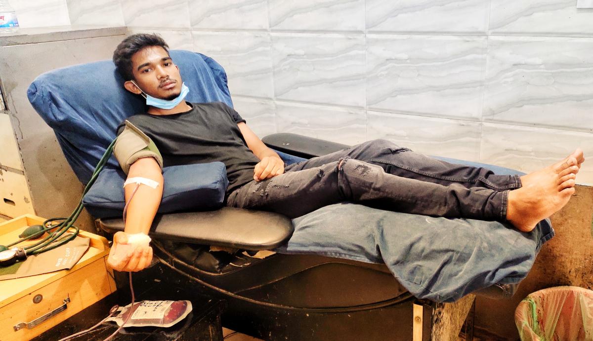 একজন ক্যান্সারে আক্রান্ত রোগী কে জরুরি অবস্থায় রক্ত দেওয়ার জন্য ছুটে গিয়েছিলাম।
এবং রক্ত দিতে পেরে আমি সত্যিই অনেক খুশি হয়েছিলাম। 