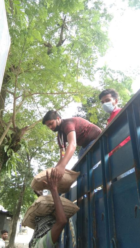 বন্যার্তদের ত্রাণসামগ্রী বিতরণ 