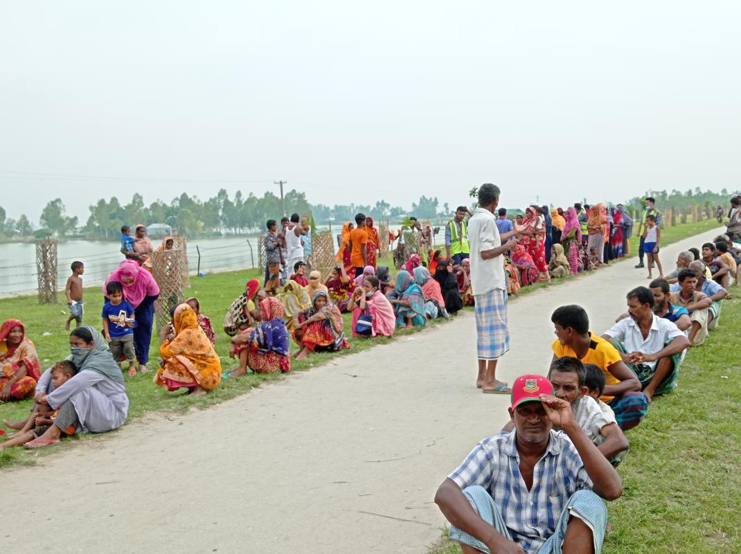 বানভাসীদের ত্রান বিতরন 