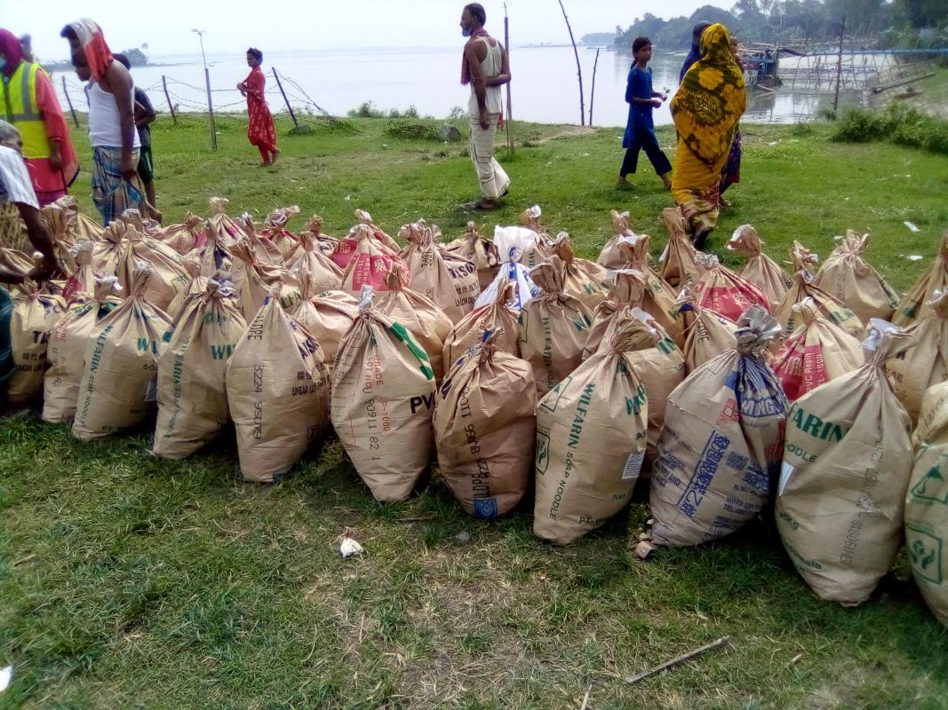 বানভাসি মানুষের মাঝে ত্রাণ বিতরণ ২০২০