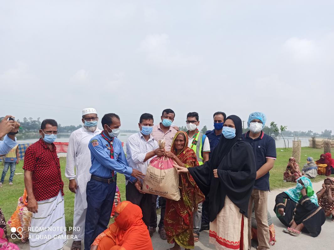 সিরাজগঞ্জে বন্যার্তদের মাঝে  ত্রান বিতরণ: 