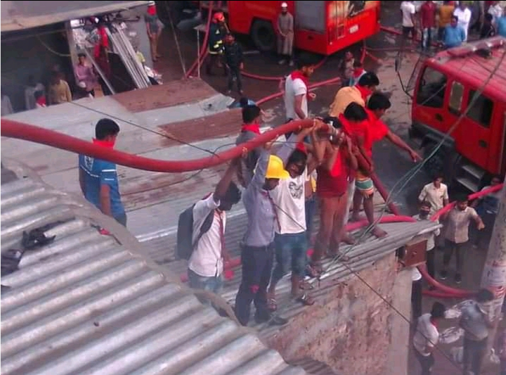 অগ্নিকাণ্ড নিভানোর কাজে স্কাউট দল 