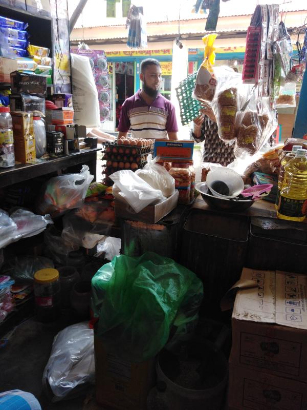 দোকানের কাজে সাহায্য