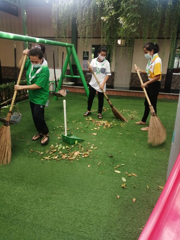 กวาดพื้นทำความสะอาดสนามเด็กเล่น​