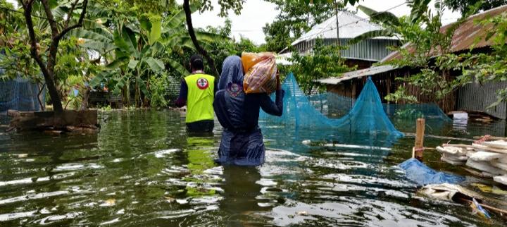 বন্যায় ক্ষতিগ্রস্থদের কল্যাণে ত্রাণ বিতরণ কার্যক্রম।

