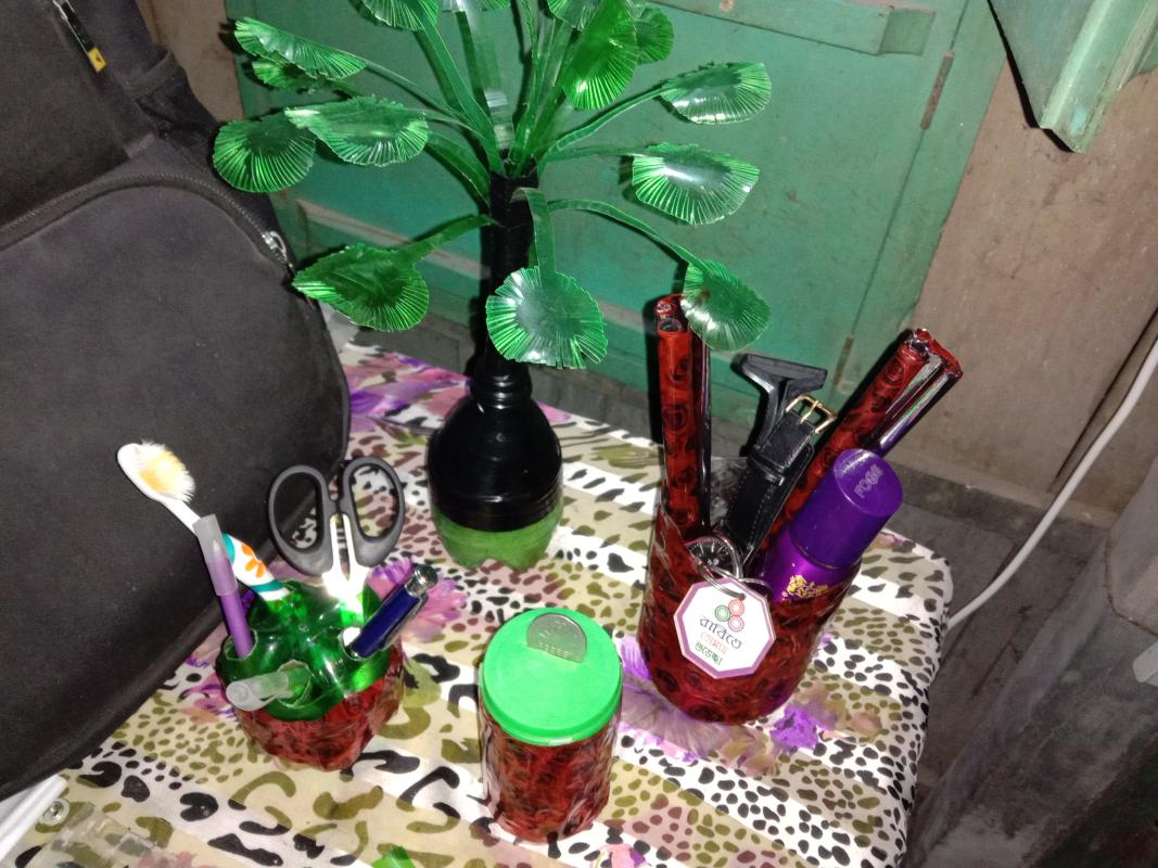 প্লাস্টিক টাইড টার্নার'স চ্যালেঞ্জ ব্যাজ এর প্রারম্ভিক পর্যায় ও প্লাস্টিকের কারুকাজ। 