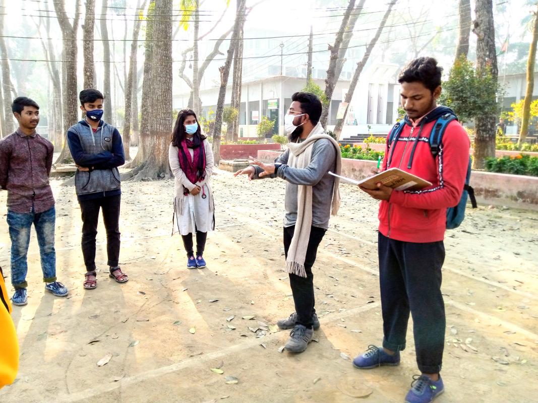 সাপ্তাহিক ক্রু মিটিং